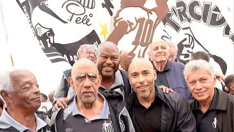 O calçadão foi formado por um monumento da eterna camisa 10 - Imagem: Instagram