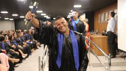 Guarujá celebra a formação de 148 técnicos pela Escola Municipal 1° de Maio - Imagem: reprodução Prefeitura de Guarujá