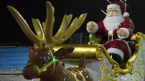 Ruas ganham mais cores e luzes com decoração natalina em Guarujá - Imagem: reprodução Prefeitura de Guarujá