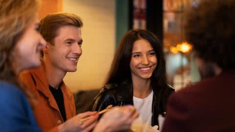 Essas pessoas cativam e encantam em todos os ambientes que frequentam - Imagem: Freepik