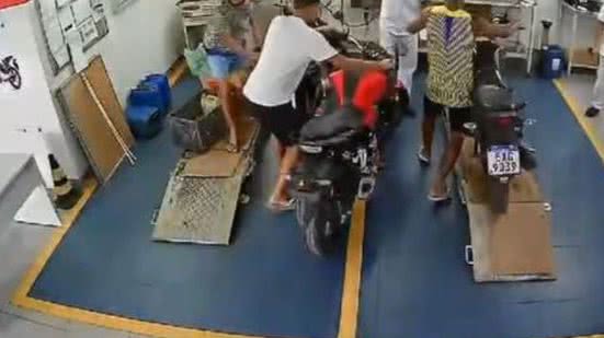 Ação criminosa em uma loja de motos nessa quinta-feira (25), Avenida Anônimo Emmerich, em São Vicente - Imagem: Reprodução/ Marcelo Ricky