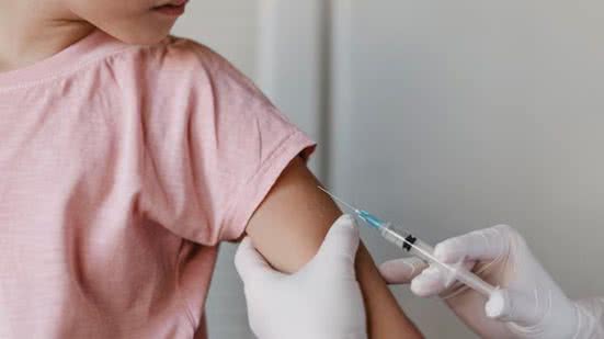 Férias escolares é uma boa oportunidade para colocar a cardeneta de vacinação das crianças em dia - Imagem: Reprodução/ Freepik