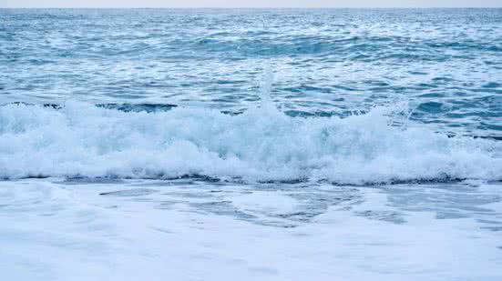 Marinha alerta para ressaca no mar - Imagem: Reprodução/Freepik