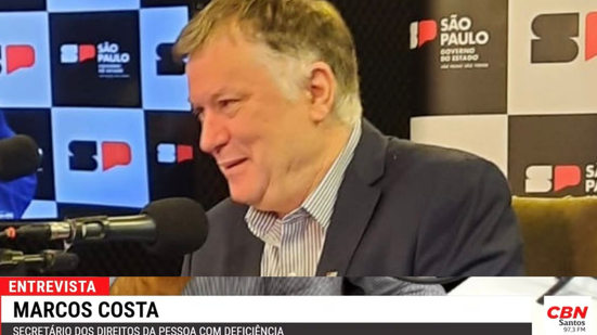 O secretário explica que uma das grandes barreiras que a pessoa com deficiência enfrenta é a da comunicação - Imagem: Divulgação/ CBN Santos