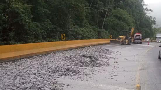 Acidente com caminhão de pedras em SP bloqueia rodovia por 5h e causa transtornos - Imagem: Divulgação/ Polícia Militar Rodoviária