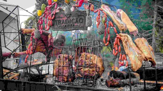 A competição para determinar quem receberá o título de melhor churrasqueiro. - Imagem: Reprodução/GA Assessoria de Imprensa