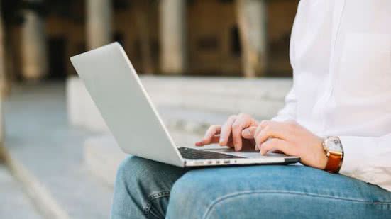 Prefeitura de Santos combate golpe de alvará com alerta aos empresários - Imagem: Reprodução/ Freepik