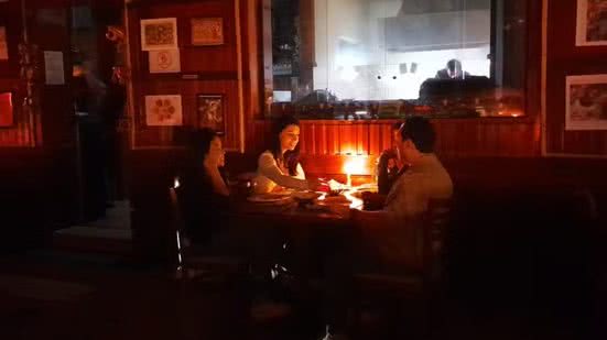 Um restaurante em São Paulo na Henrique Schaumann, atende clientes à luz de velas - Imagem: Rodrigo Rodrigues/g1