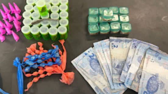 Suspeito é preso em flagrante em Santos ao tentar esconder drogas na boca - Imagem: Divulgação/ Polícia Militar