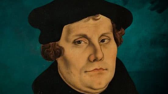 Lutero foi pioneiro em traduzir a Bíblia para o alemão, permitindo que pessoas comuns, que não compreendiam o latim, pudessem ler as escrituras - Imagem: Freepik