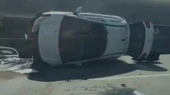 Automóvel tomba após tentativa de ultrapassagem em Santos, mas motorista escapa ileso - Imagem: Reprodução/ Redes Sociais