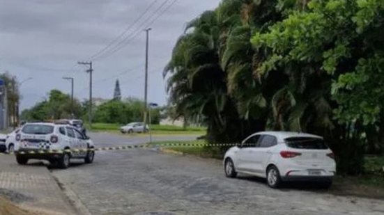 Agentes precisaram forçar uma das janelas do automóvel para acessar o interior e verificar a situação - Imagem:Reprodução/Redes Sociais