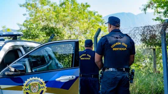 Moradores ajudam GCM de Bertioga a recuperar 20 Kg de fios furtados em operação - Imagem: Divulgação/ GCM Bertioga