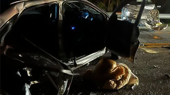 Motorista do Palio deixou o veículo no local do acidente e fugiu por uma área de mata após a batida - Imagem: Divulgação/ Aconteceu em Bertioga/ Costa Norte