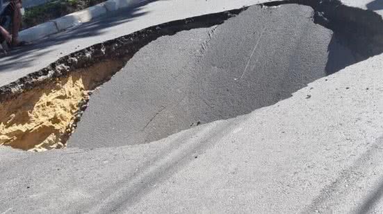 Cratera em Santos - Imagem: Reprodução/Redes Scoais