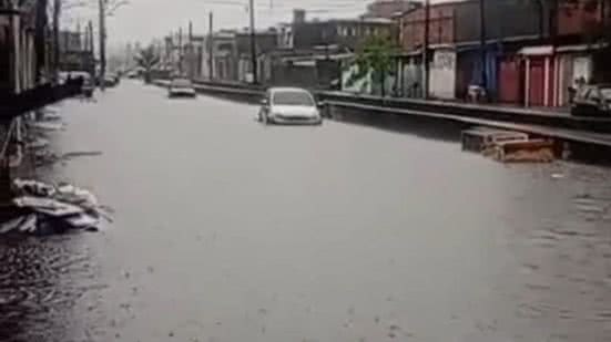 Devido a intensidade das chuvas o canal transbordou causando alagamento em Praia Grande - Imagem: Reprodução/ PG no ar