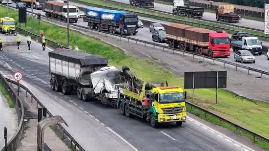 Carreta que bateu no outro caminhão teve que ser guinchada pela Ecovias. - Imagem: Divulgação/ CCI Artesp/ Costa Norte