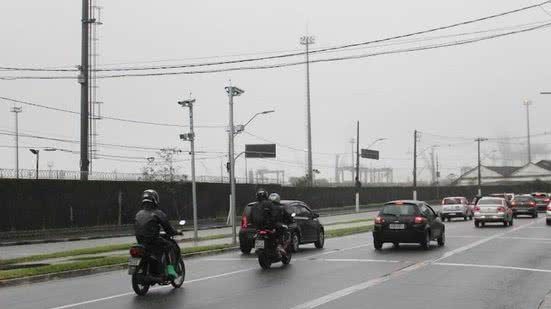 Motoristas devem estar atentos às localizações e tipos de fiscalização dos radares para evitar multas indesejadas - Imagem: Reprodução/ Nathalia Filipe