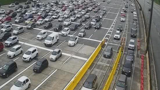 Concessionária Ecovias recomenda que caminhões e carretas, com destino à capital, utilizem o trecho de serra da via Anchieta - Imagem: Reprodução/ Ecovias