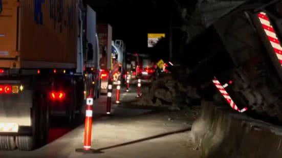 Acidente ocorreu após o motorista descer do caminhão, sem puxar o freio de mão, para conversar com um caminhoneiro - Imagem: Tv Tribuna/ Reprodução