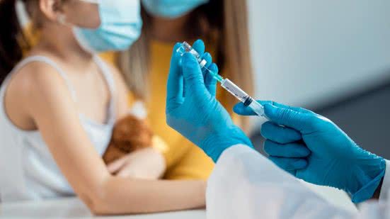 A vacina trivalente protege contra os vírus Influenza A H1N1, A H3N2 e B, e deve ser aplicada anualmente para atualização - Imagem: Freepik