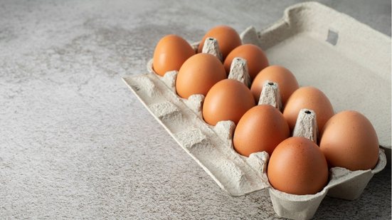 O aumento no preço do ovo e outros alimentos impacta a inflação, que desacelerou para 0,64% em março segundo o IBGE - Imagem: Freepik