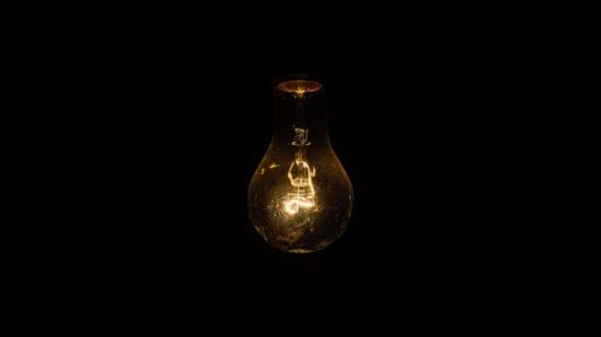 Famílias afirmam que os cortes de energia prejudica a saúde e segurança da população local - Imagem: Reprodução / Pixabay