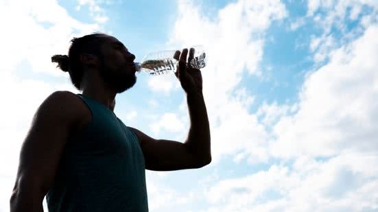 É recomendado o uso de protetor solar na pele e a hidratação de água constante - Imagem: Freepik