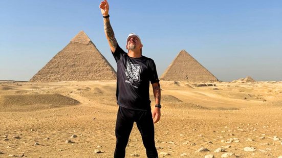 Com 52 anos, Sartorato busca visibilidade para causas sociais enquanto percorre 15 mil quilômetros a pé e por via aérea - Imagem: Divulgação