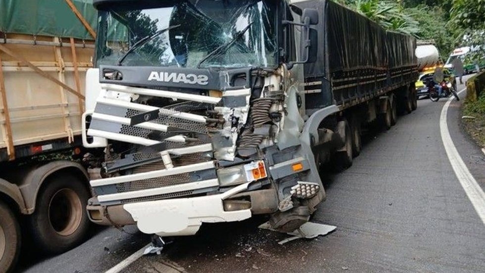 Colisão entre três caminhões causa congestionamento na Anchieta