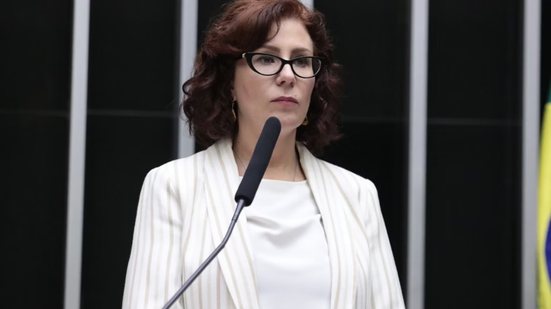 Analisando o comportamento de Zambelli em um momento delicado e sua visão sobre a Justiça e a política brasileira - Imagem: Zeca Ribeiro/ Câmara dos Deputados
