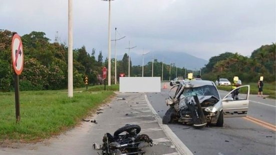 Acidente aconteceu após o carro invadir a pista contrária, levando à colisão frontal com a Yamaha Fazer do motociclista - Imagem: Reprodução/ Artesp