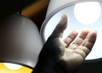 Setembro continua com conta de luz mais cara e bandeira vermelha