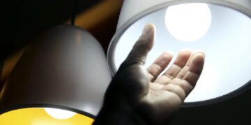 Setembro continua com conta de luz mais cara e bandeira vermelha