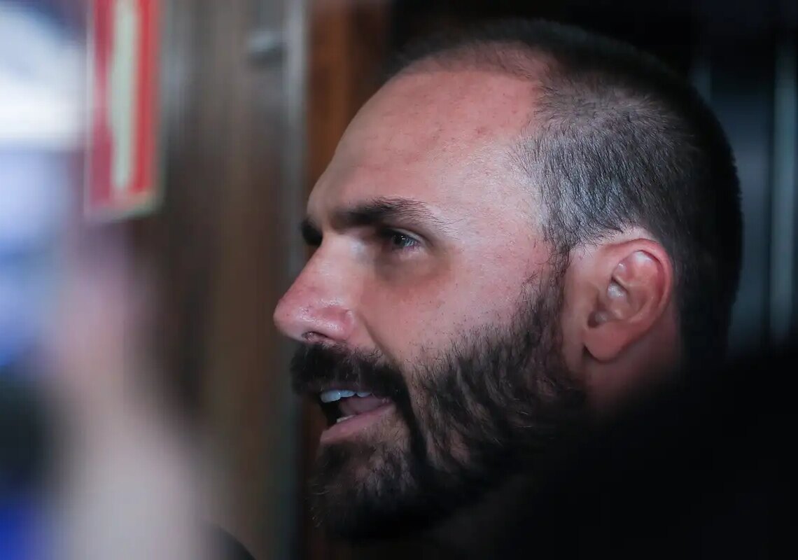 Eduardo Bolsonaro pede à Hugo Motta que possa exercer mandato dos EUA