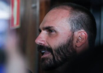 Eduardo Bolsonaro pede à Hugo Motta que possa exercer mandato dos EUA