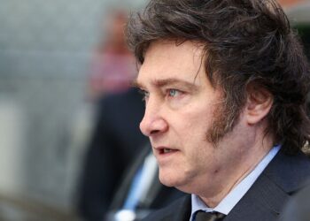 PF encontra no celular de Bolsonaro pedido de asilo a Milei