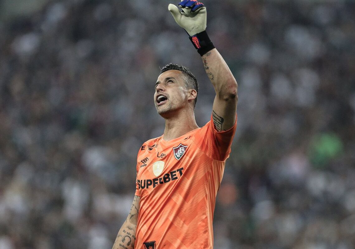 Fábio vira jogador com mais partidas disputadas no futebol mundial