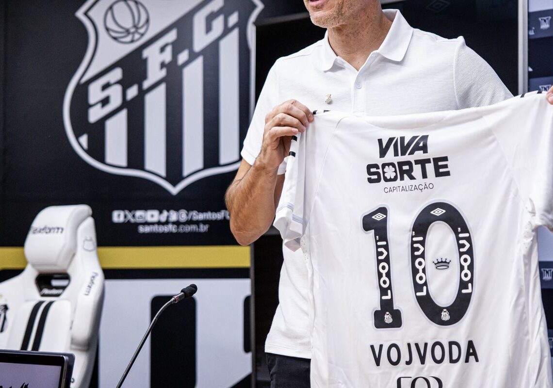Vojvoda é apresentado oficialmente como novo técnico do Santos