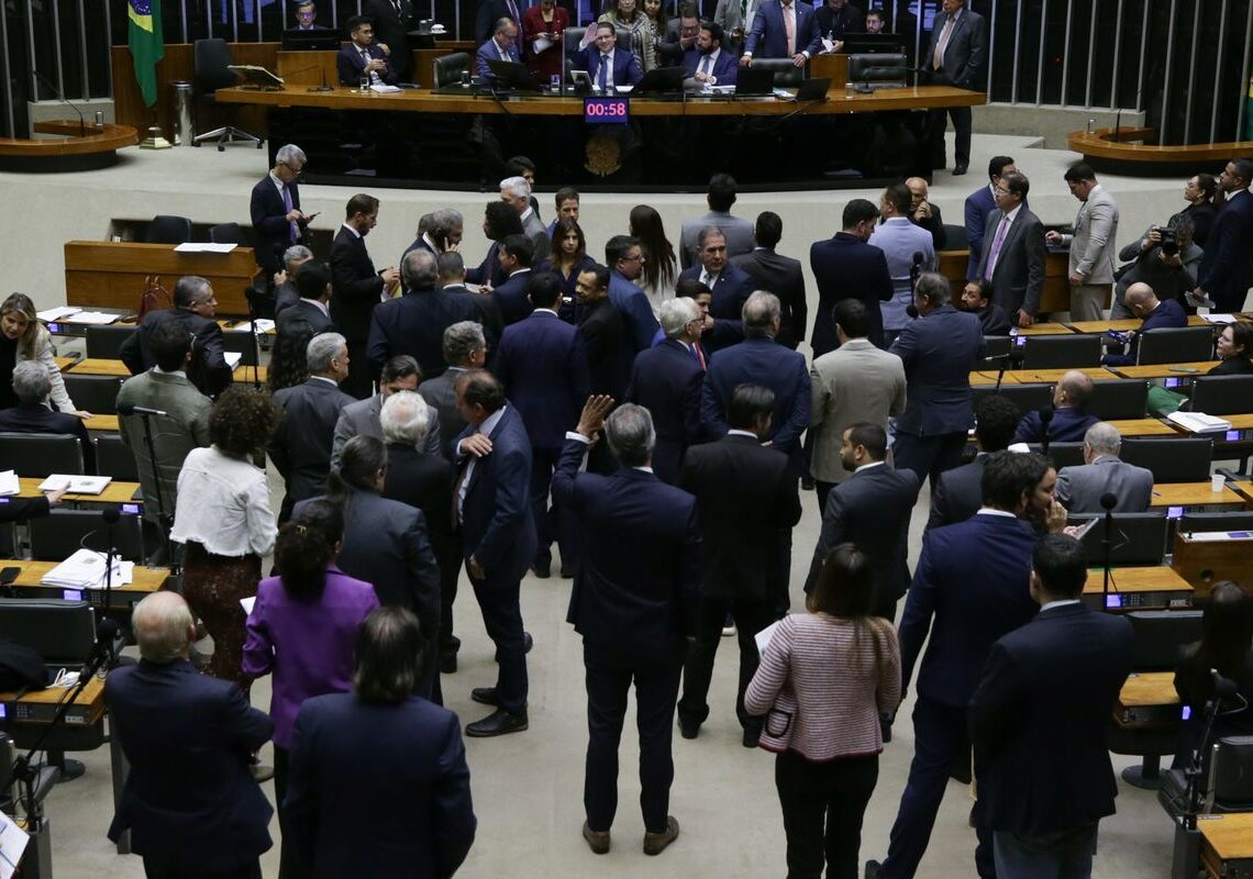 Projeto que pune quem impedir funcionamento da Câmara avança