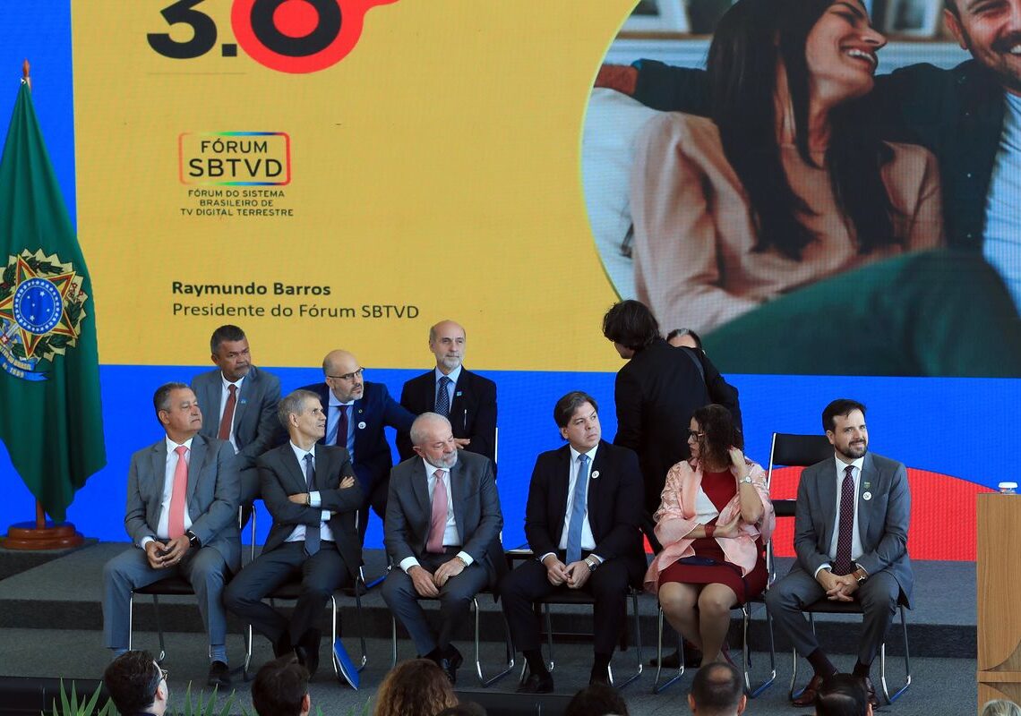 Lula assina decreto da TV 3.0; novo sistema deve começar em 2026