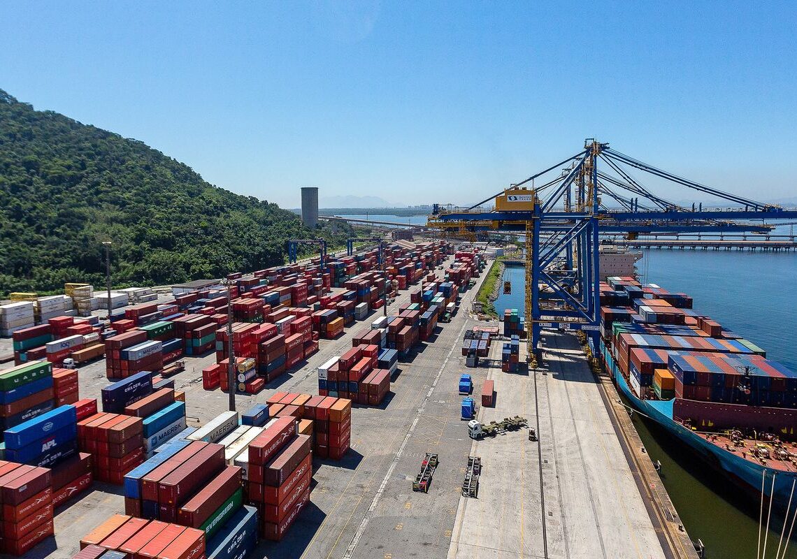 Gecex sobretaxa resinas plásticas dos Estados Unidos e do Canadá