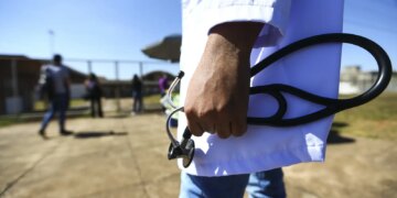 Curso de medicina com nota baixa pode ter corte de vaga ou ser extinto