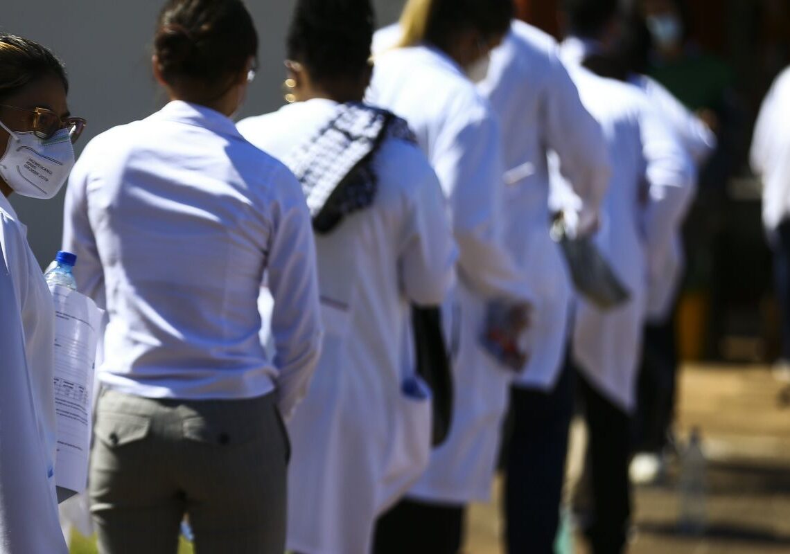 Revalida 2025/2: nota de corte da primeira fase fica em 61 pontos