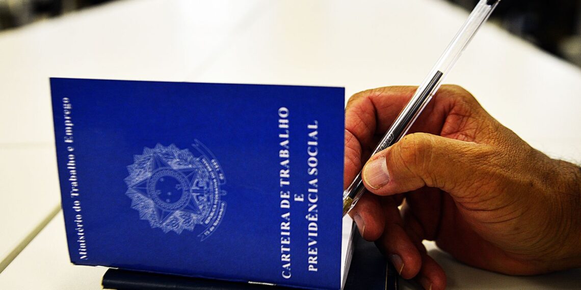 Desemprego recua para 5,6%, a menor taxa desde 2012, mostra IBGE