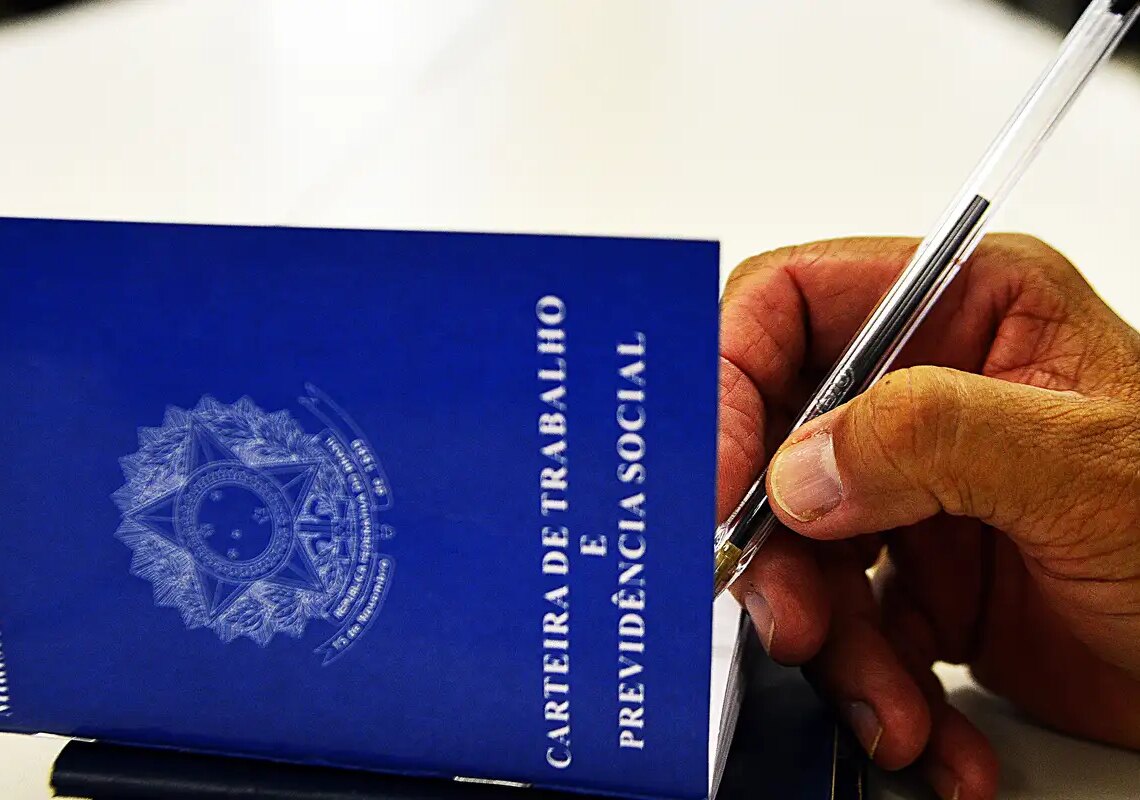 Taxa de desemprego em agosto fica em 5,6% e repete recorde de mínima