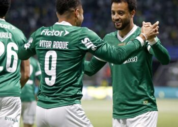 Brasileiro: Palmeiras joga no ritmo de Vitor Roque e goleia o Inter