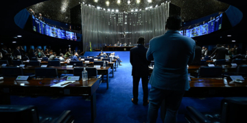Plenário vota pena maior a quem fornece droga ou álcool a menor de 18 anos — Senado Notícias