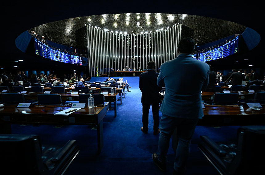 Plenário vota pena maior a quem fornece droga ou álcool a menor de 18 anos — Senado Notícias