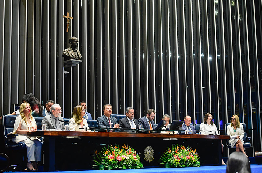 Sessão em homenagem aos 80 anos do CFM destaca novos desafios dos médicos — Senado Notícias